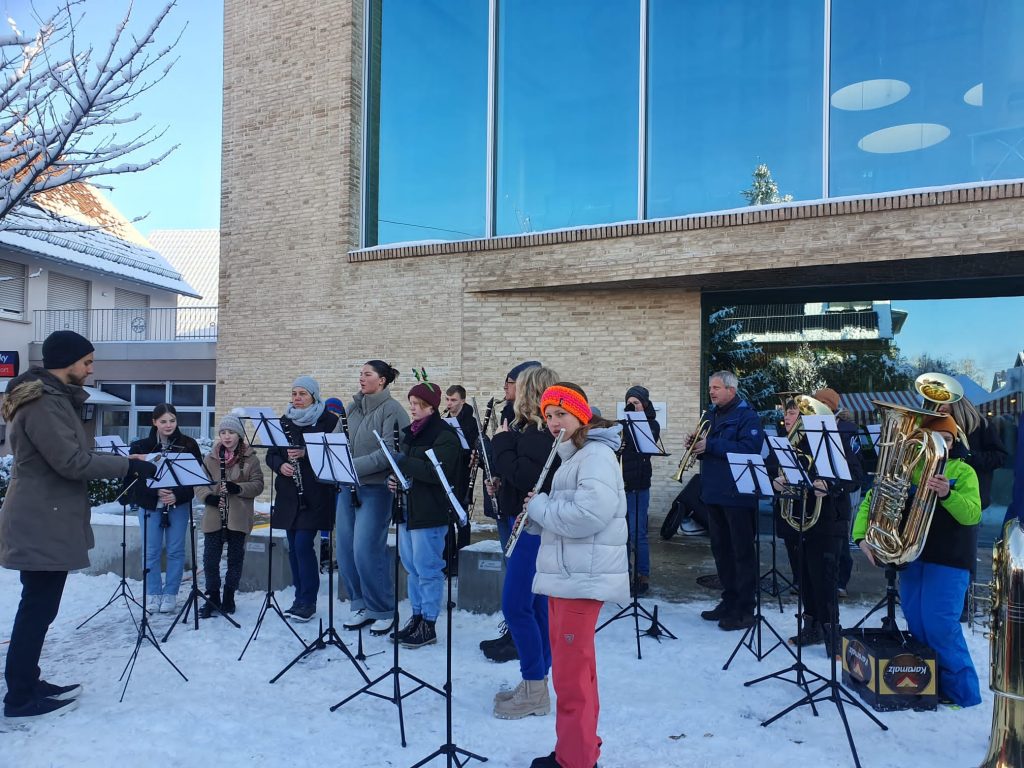 Auftritt des Jugendorchesters des Musikvereins Baltmannsweiler beim Weihnachtsmarkt 2023 